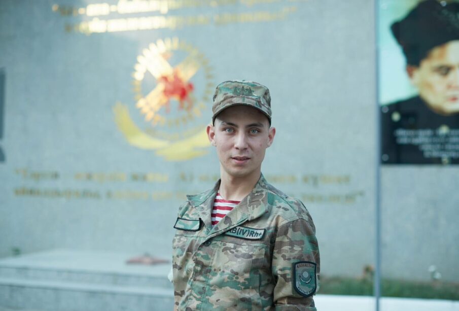 Шарлиз Теронға ұқсайтын қыз жыныстық қатынасқа түседі.